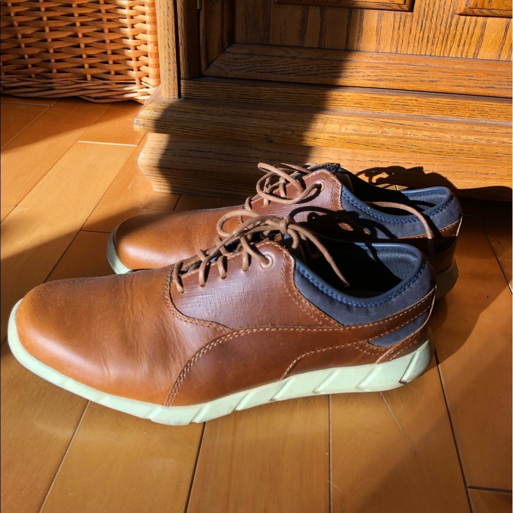 Dress shoe style sneaker